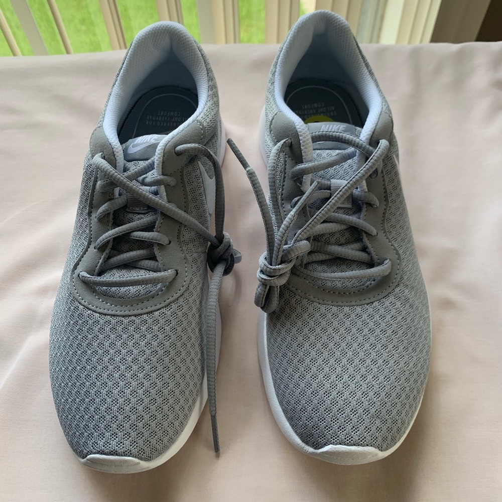NIKE Tanjun Sneakers size 9